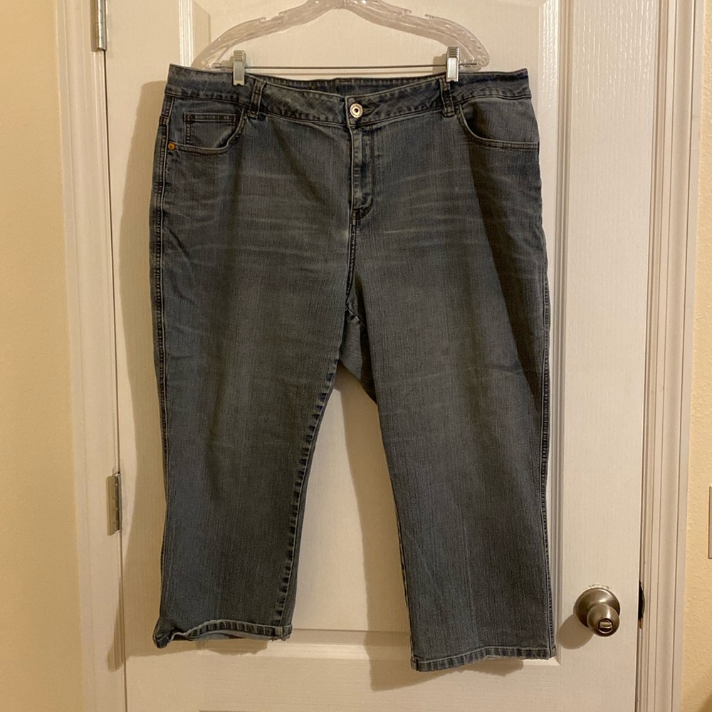 DKNY Light Wash Capri Jeans size 24